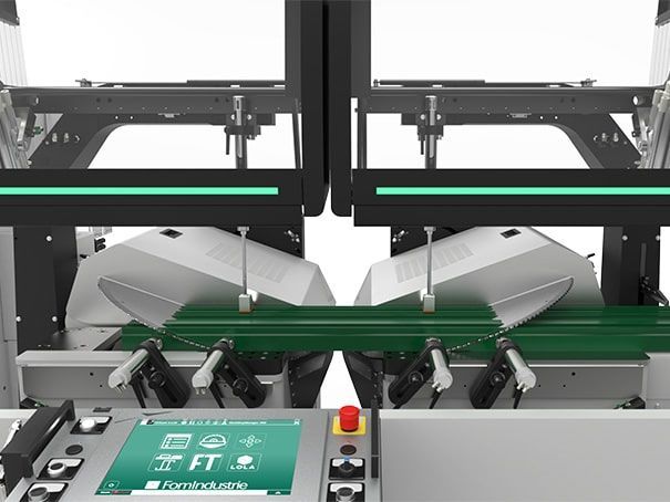 Machine industrielle à double écran et à convoyeurs verts pour le traitement de pièces métalliques