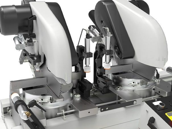Deux instruments de laboratoire robotisés, l'un avec un boîtier blanc et l'autre avec un boîtier noir, posés sur un établi métallique.