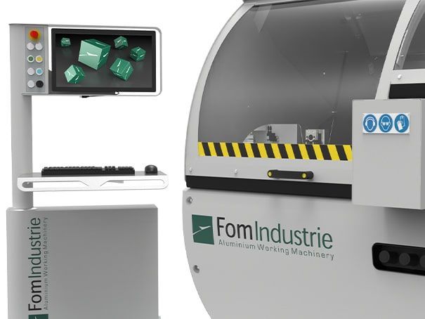 Panneau de commande de machine industrielle à côté d'une grande machine d'usine grise avec logo et bandes d'avertissement