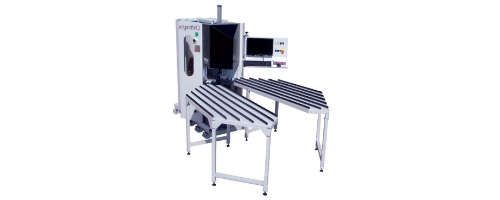 Machine d'emballage industrielle à convoyeur avec rouleaux inclinés et panneau de commande sur fond blanc
