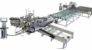 Machine de convoyage industrielle avec panneau de commande et table à rouleaux métalliques dans un environnement d'usine