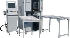 Machine industrielle avec panneau de commande et tables à rouleaux dans un environnement d'usine