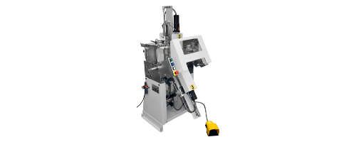 Machine industrielle avec pédale jaune sur fond blanc