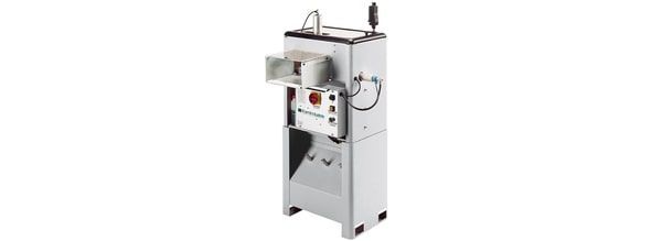 Machine industrielle blanche avec panneau de commande, montée sur un support métallique avec bac de récupération et tiges supérieures.