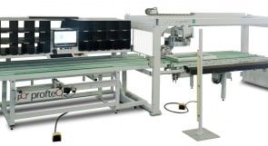 Convoyeur industriel et machine d'emballage avec courroies vertes, châssis métallique et panneaux de commande dans un environnement d'usine