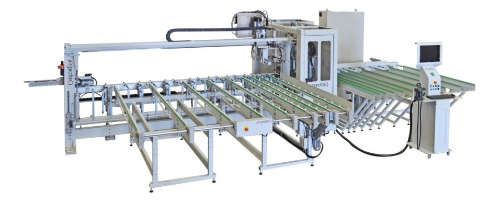 Système de convoyeur industriel automatisé avec rouleaux métalliques et panneaux de commande sur fond blanc
