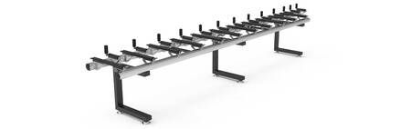 Porte-vélos en métal noir avec plusieurs fentes et supports inclinés sur fond blanc