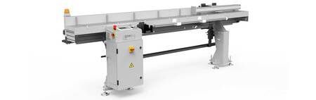 Machine de convoyage industrielle avec une armoire de commande grise sur fond blanc