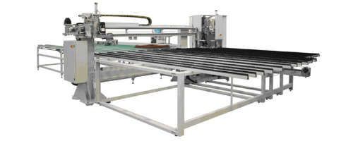 Machine industrielle de découpe de verre avec longs rails métalliques et cadre blanc sur un sol d'usine