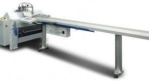 Machine de découpe industrielle avec une longue table de convoyage et une unité de commande sur fond blanc