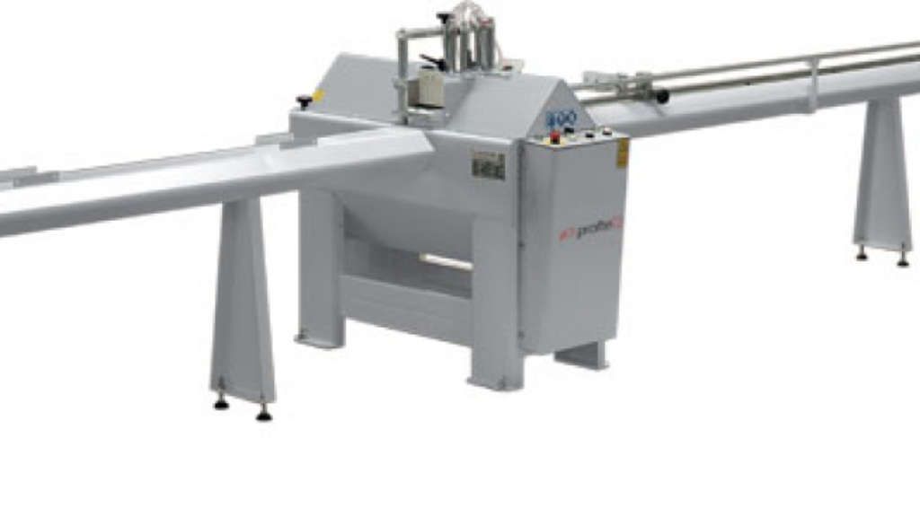 Machine industrielle avec panneau de commande et long rail métallique, blanche et grise avec des accents orange