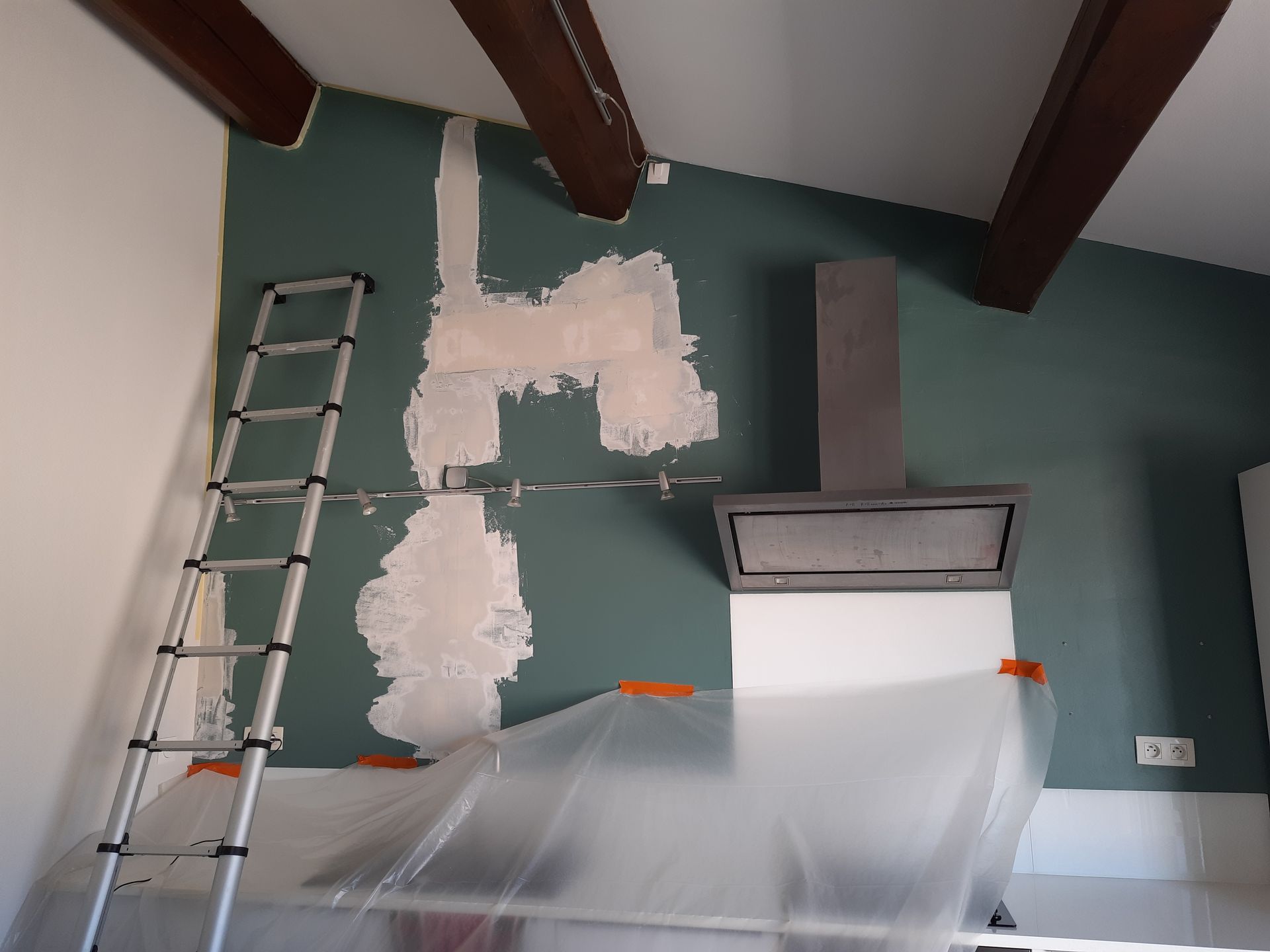 Pose de plâtre sur un mur d'une cuisine