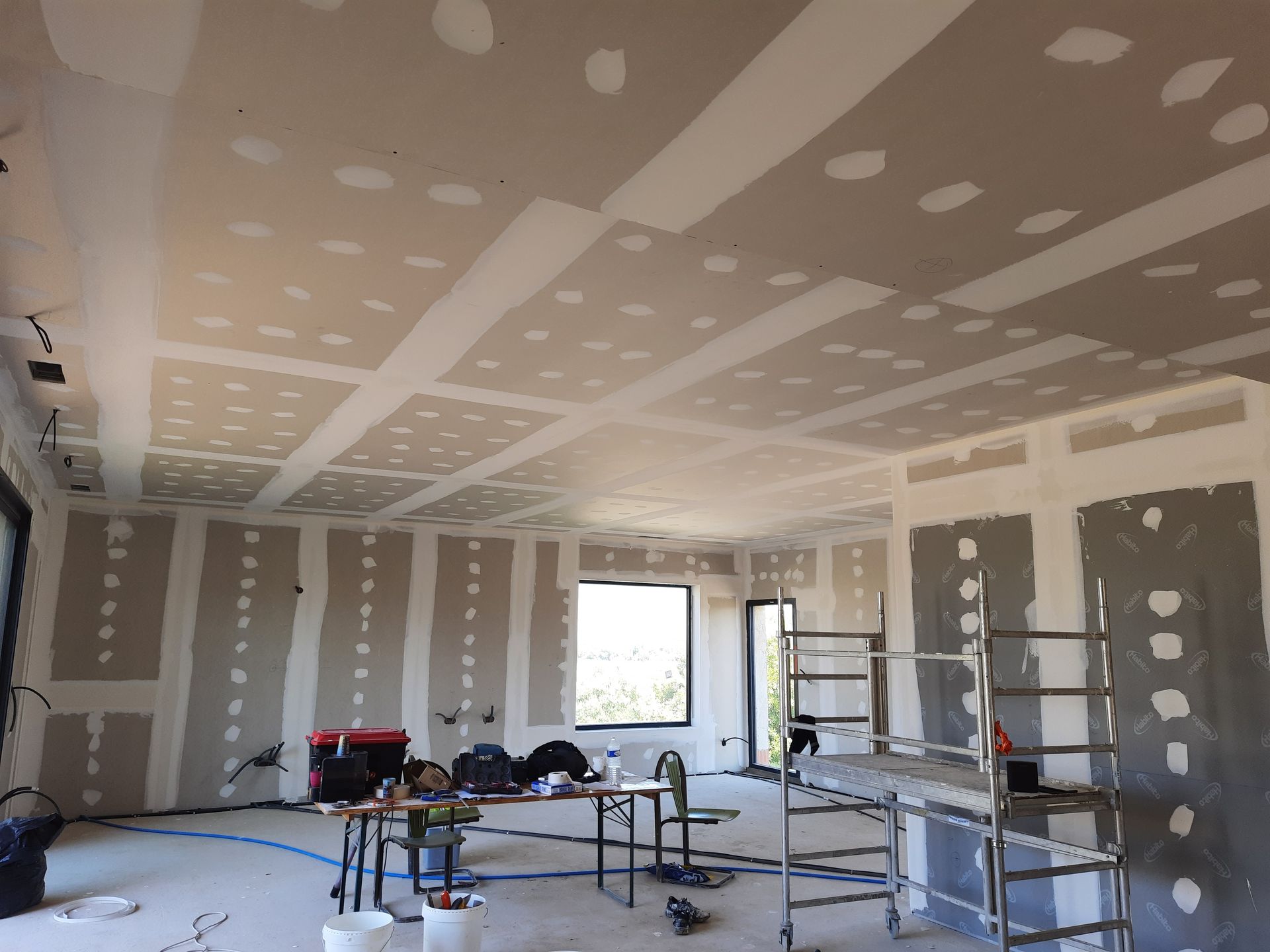 Pose de cloisons et plafond dans un salon