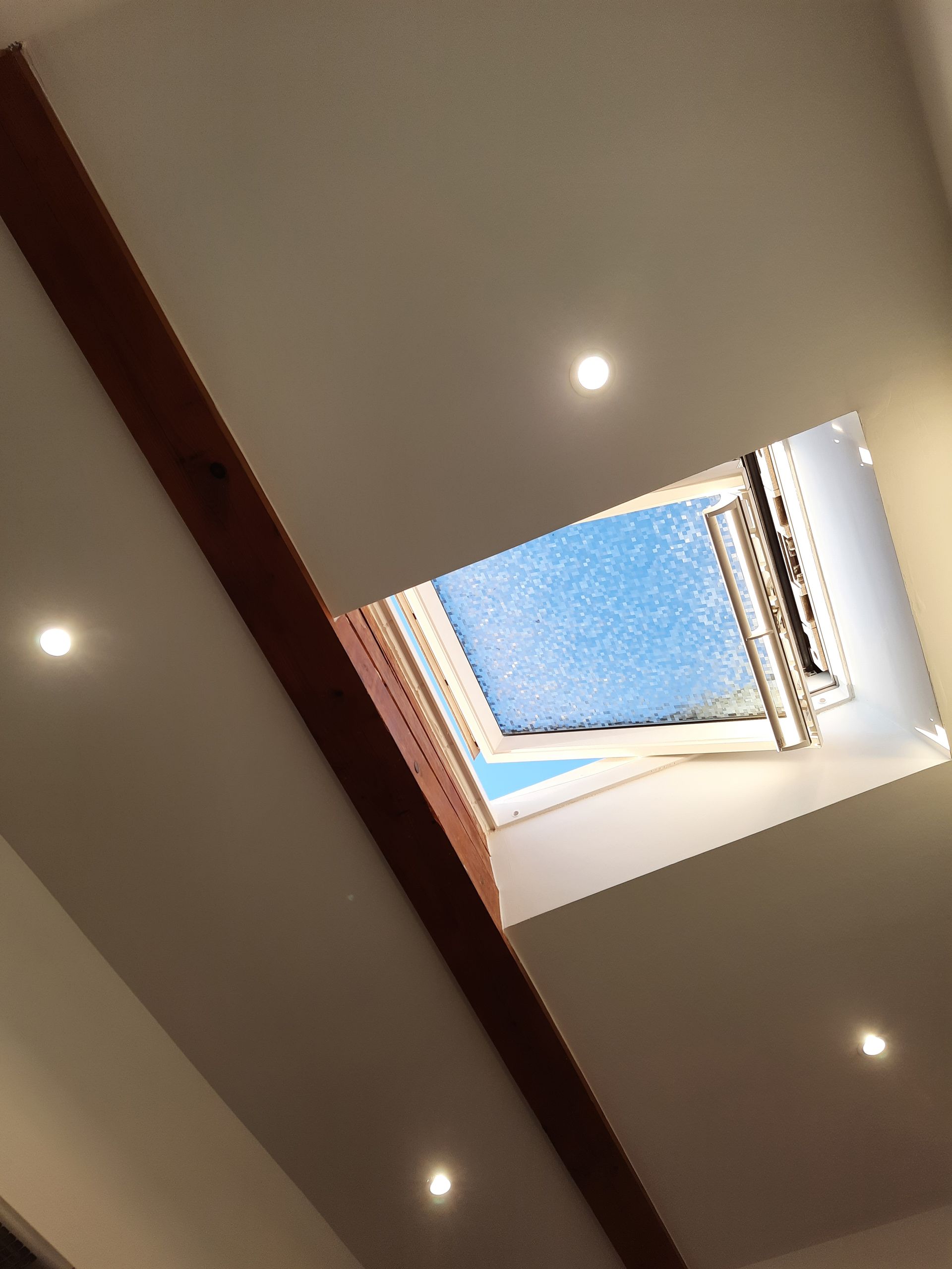 Plafond autour d'une fenêtre de toit