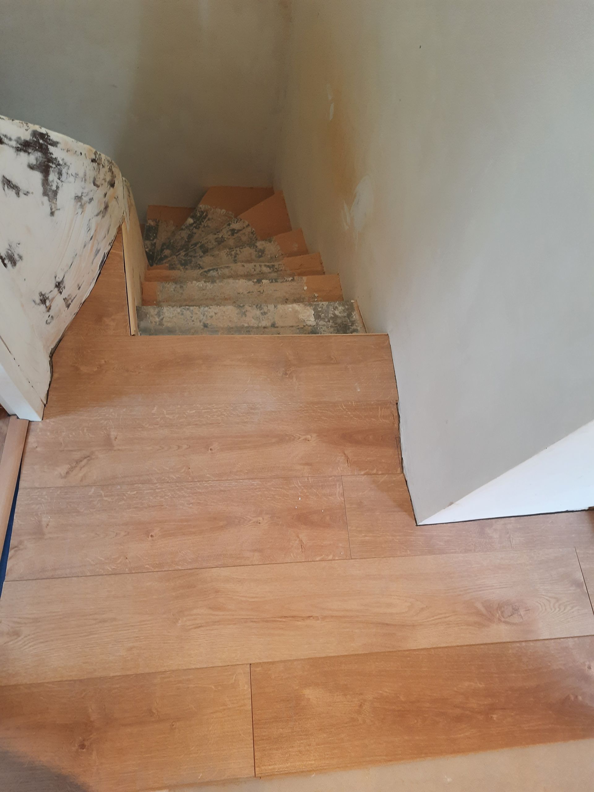 Parquet flottant au bord d'un escalier
