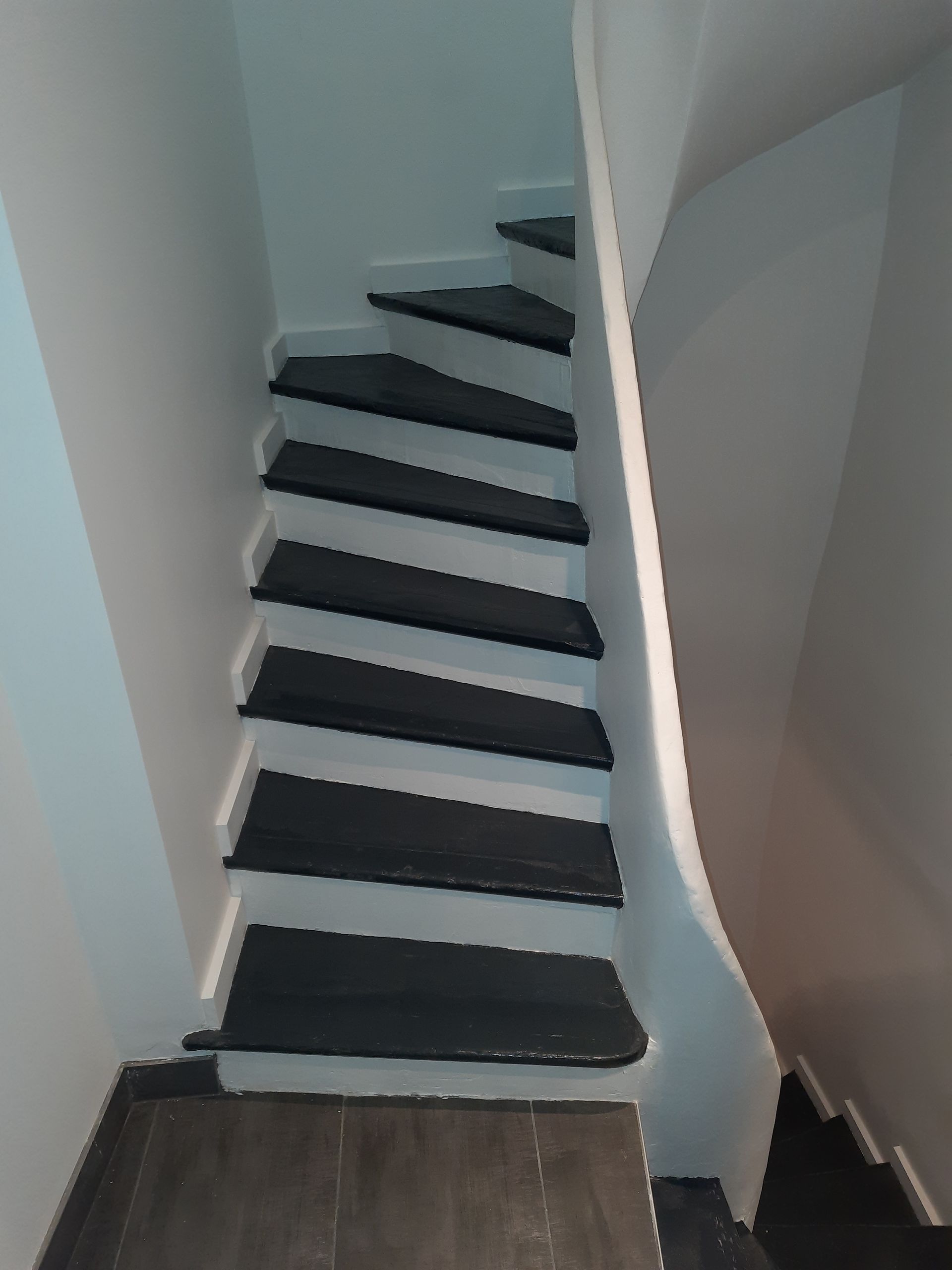 Escalier blanc avec des marches noires