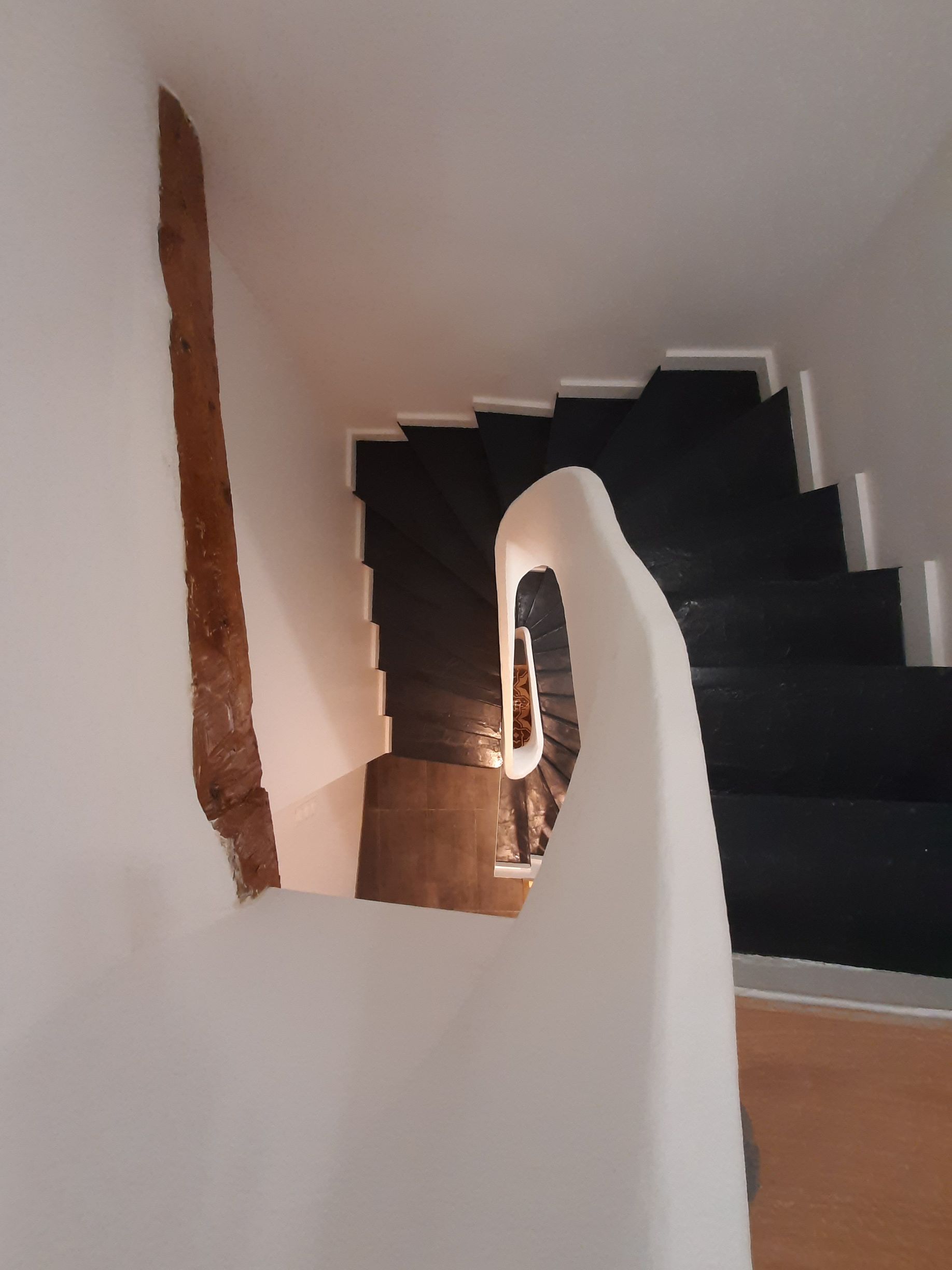 Escaliers aux marches noires