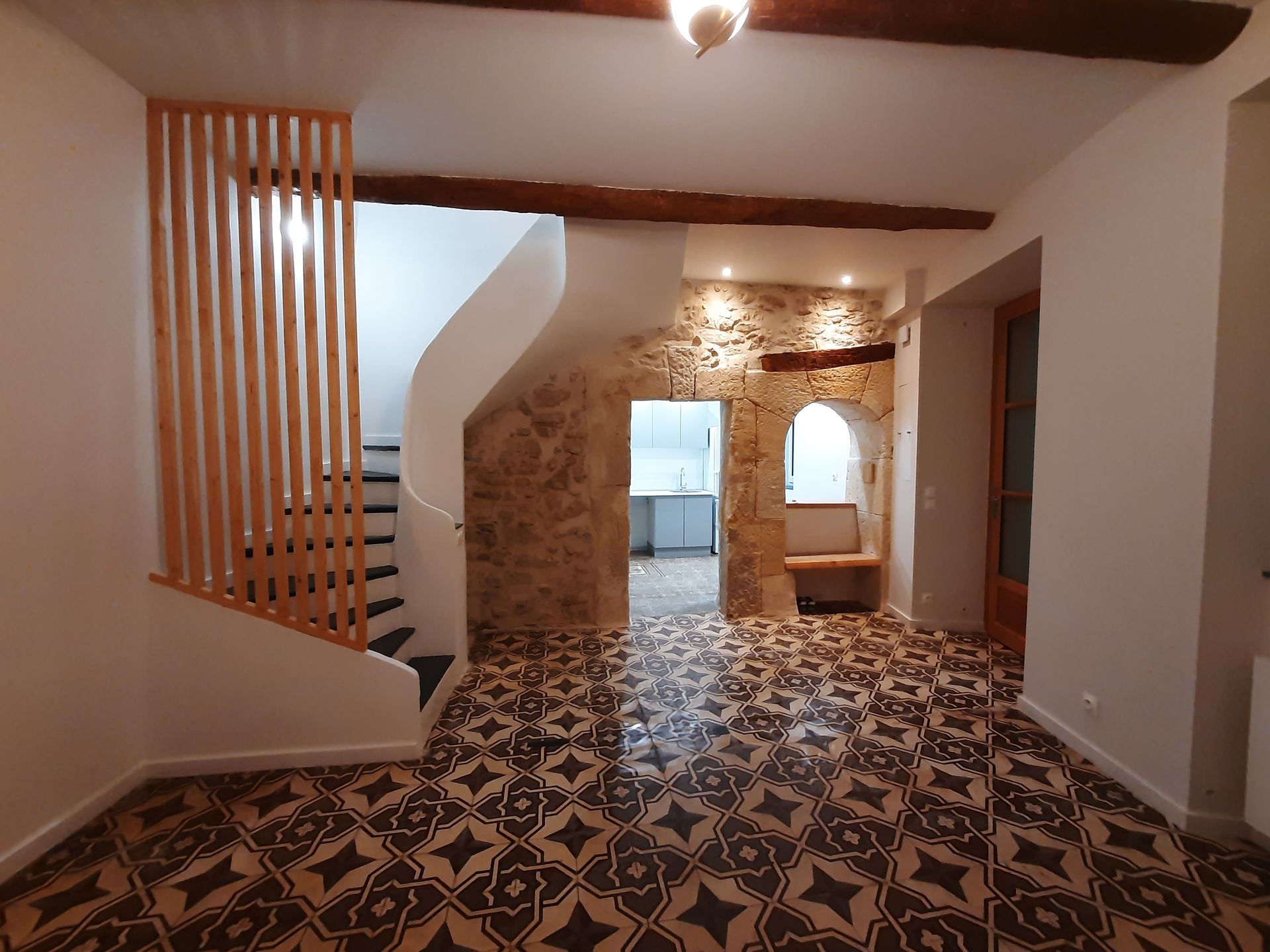 Escalier d'angle blanc