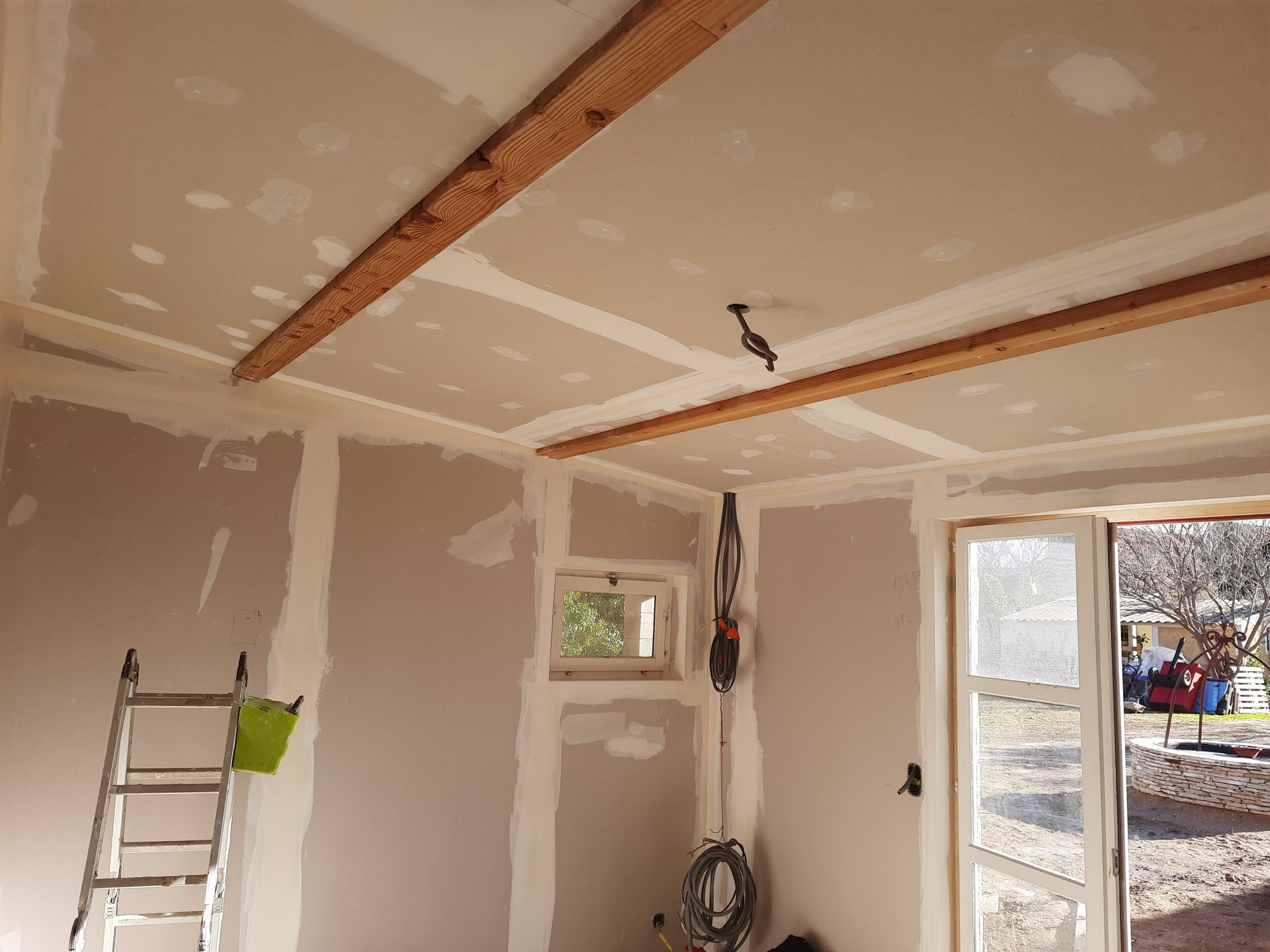 Plaque de plâtre aux murs et plafond