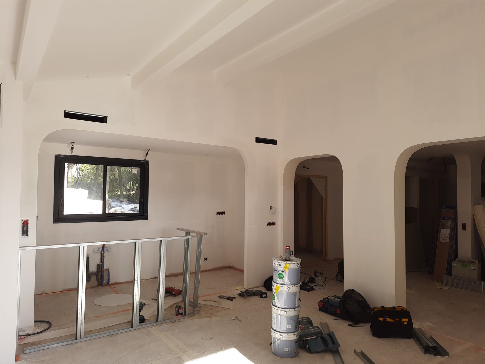 Peinture blanche sur murs et plafonds