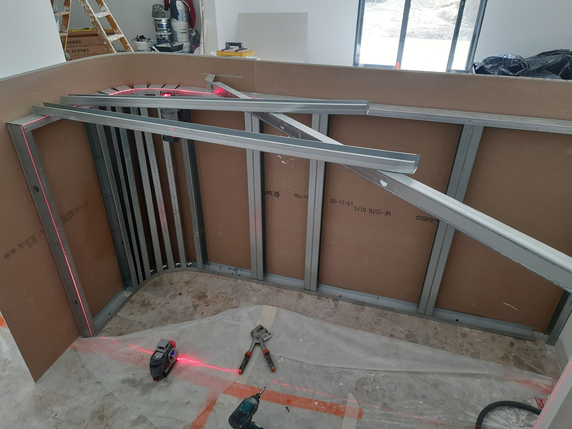 Pose de plaques autour de l'ossature