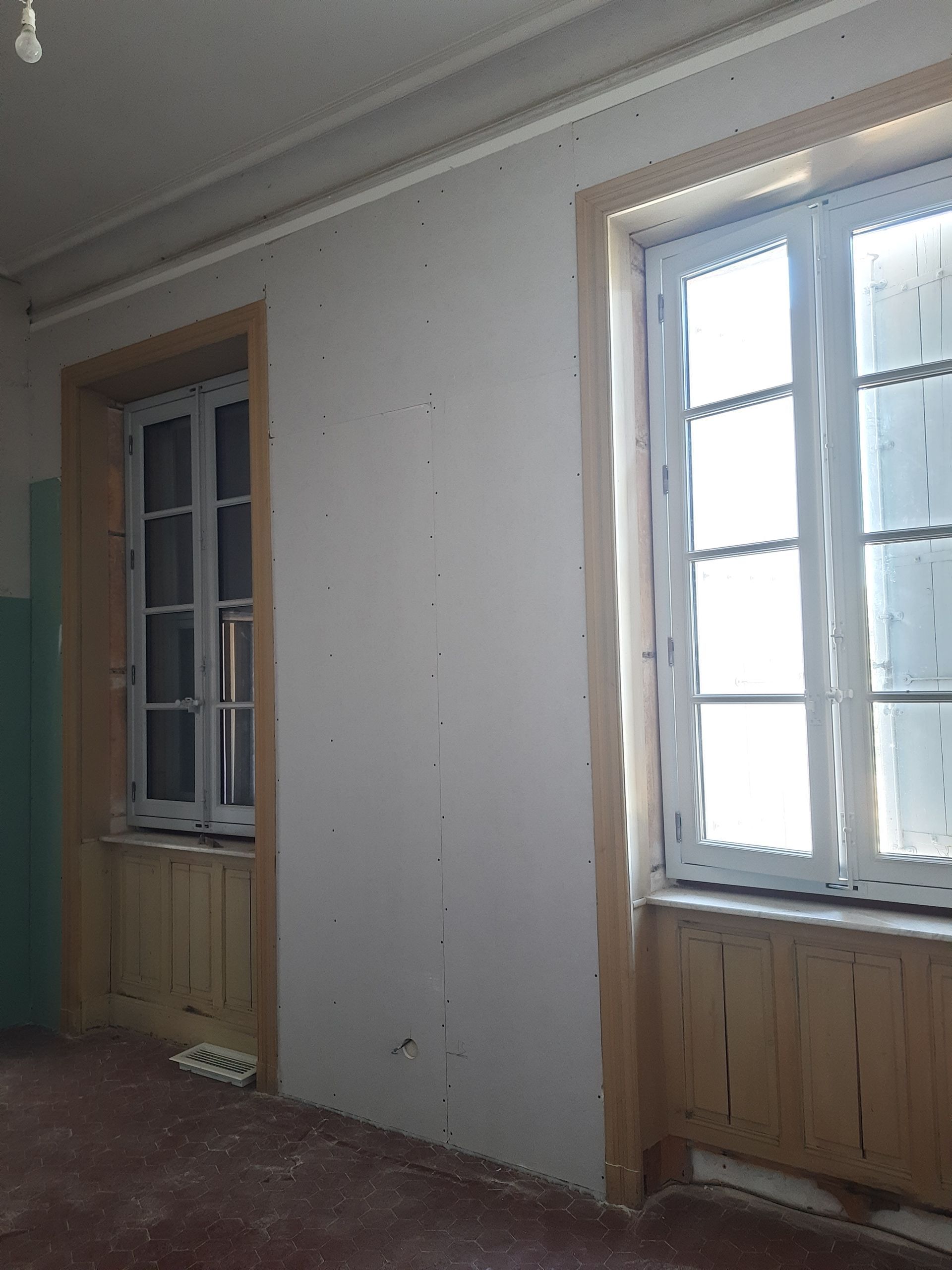 Pose de cloison par-dessus l'isolation