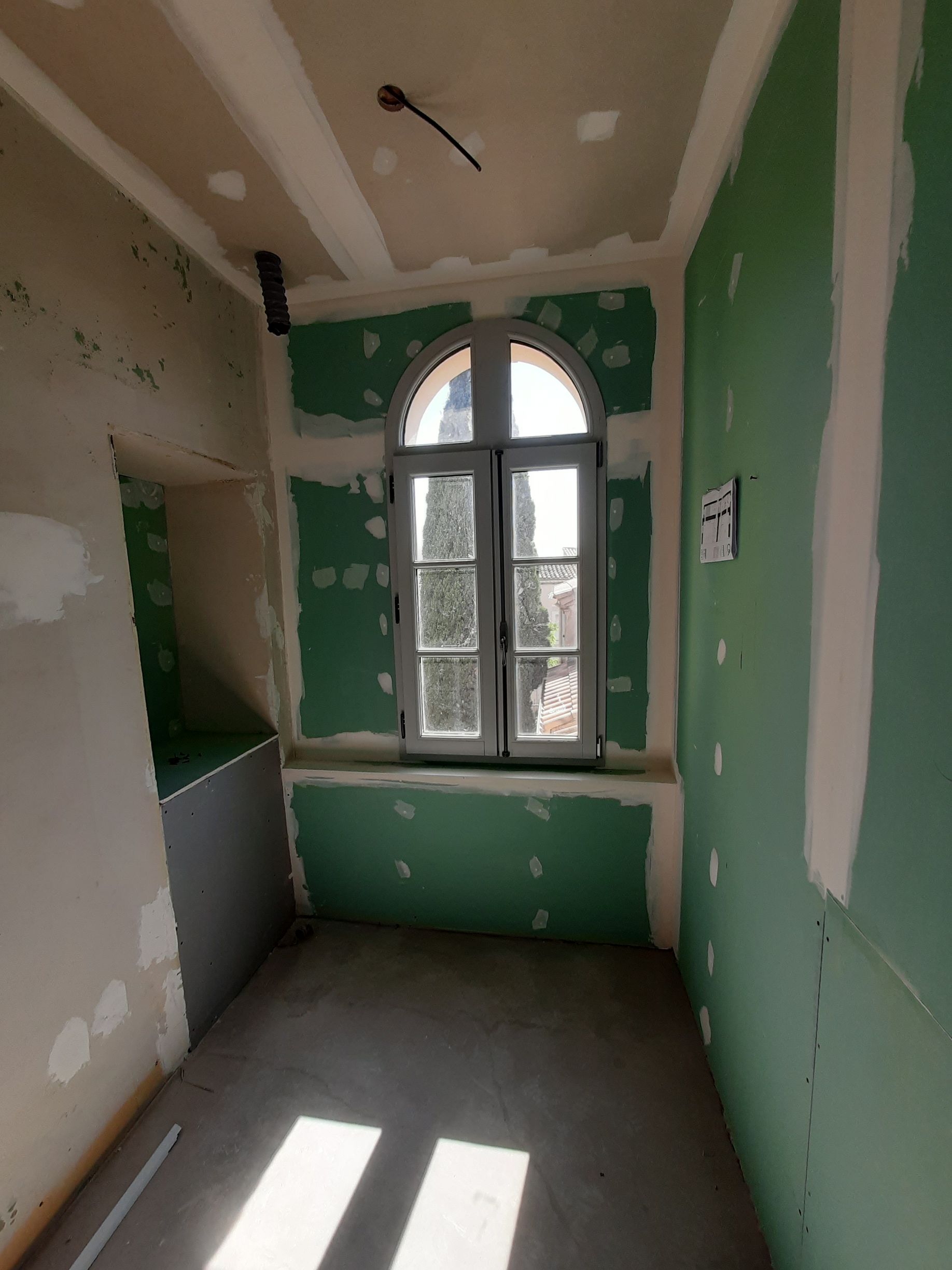 Plaque hydrofuge dans une salle de bains