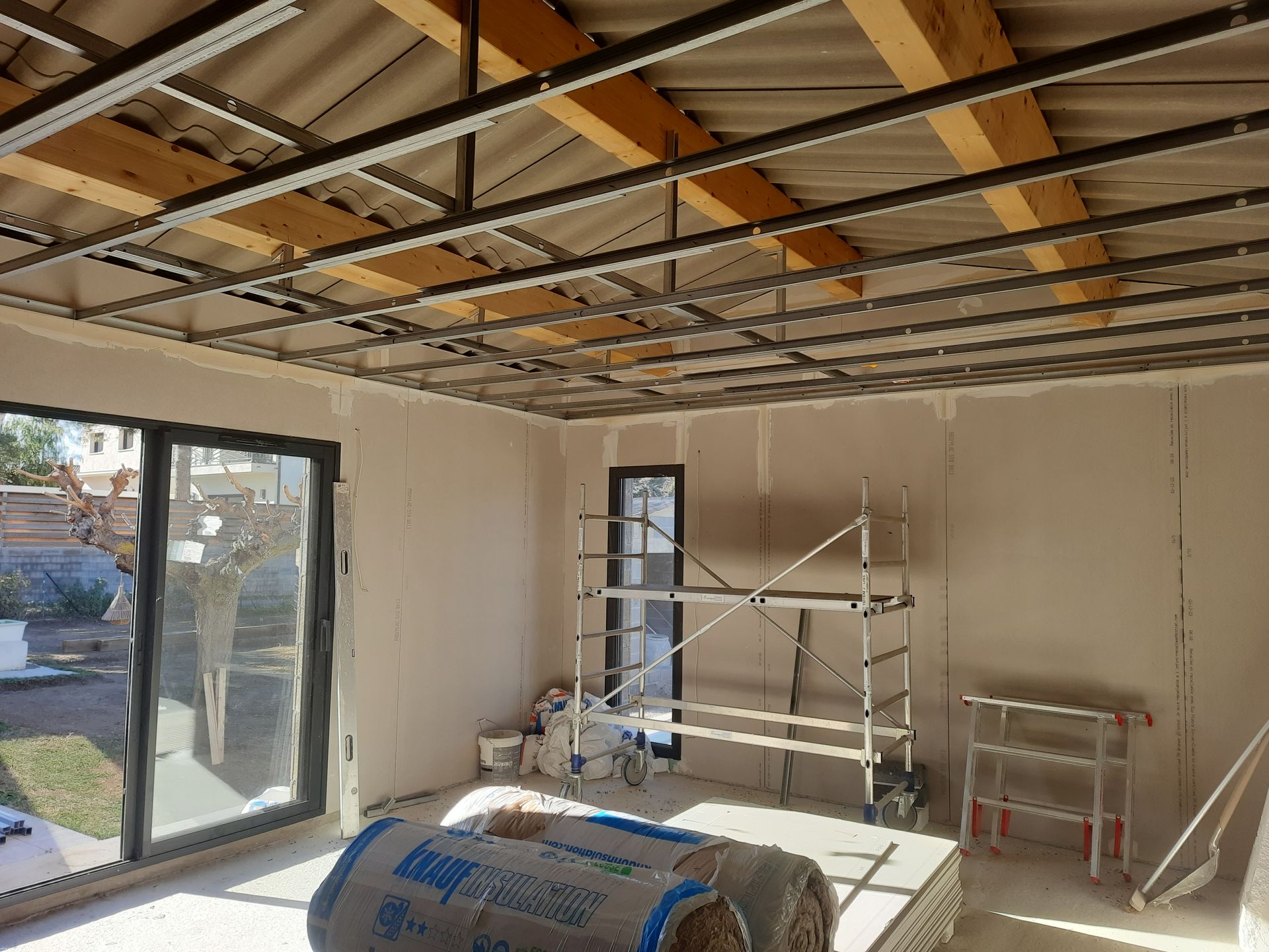 Cloisons au mur et rails au plafond