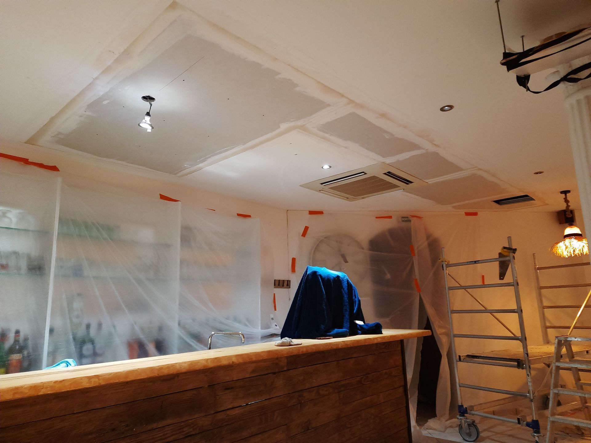 Pose d'un plafond dans une cuisine