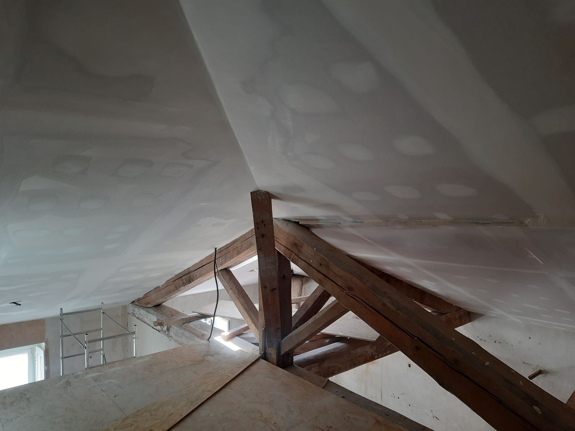 Plafond avec charpente apparente