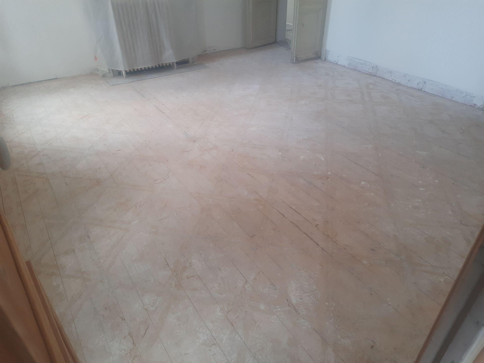 Ponçage du sol à motifs