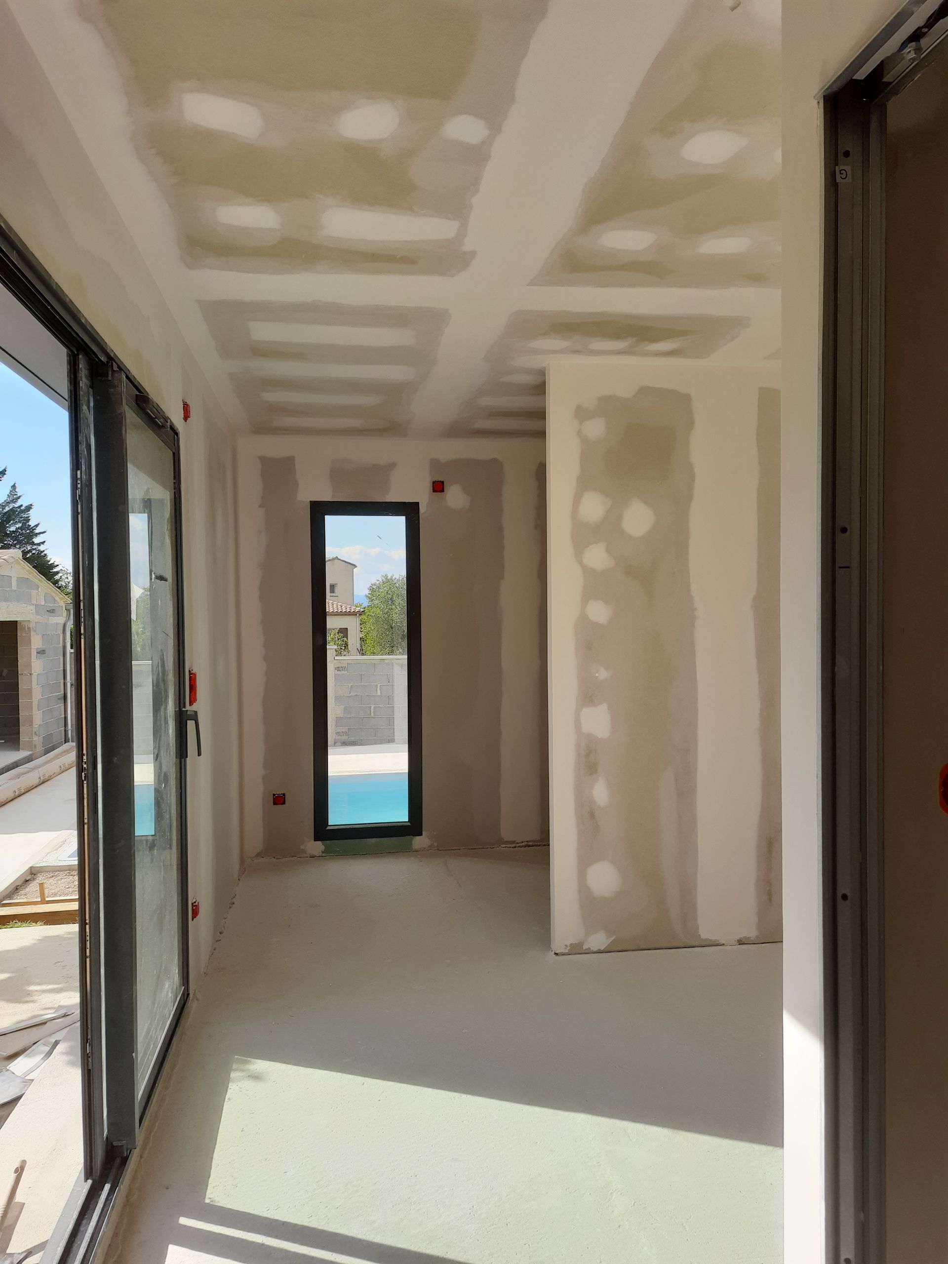 Pose de cloisons et fenêtres