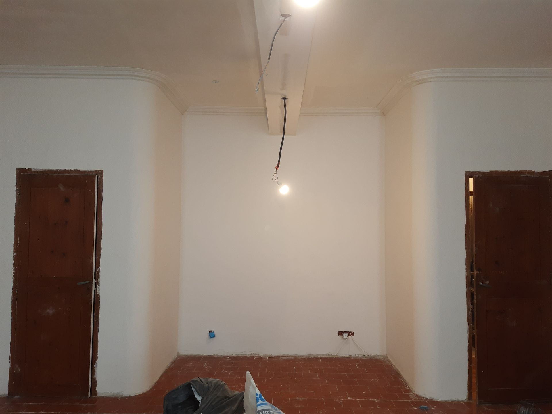 Plâtre sur un mur en brique
