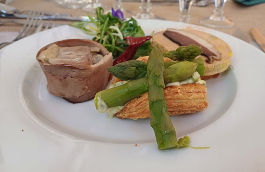 Un plat de traiteur.