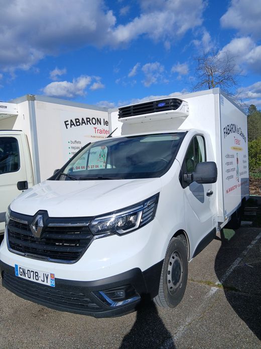 Deux camions frigorifiés blancs.