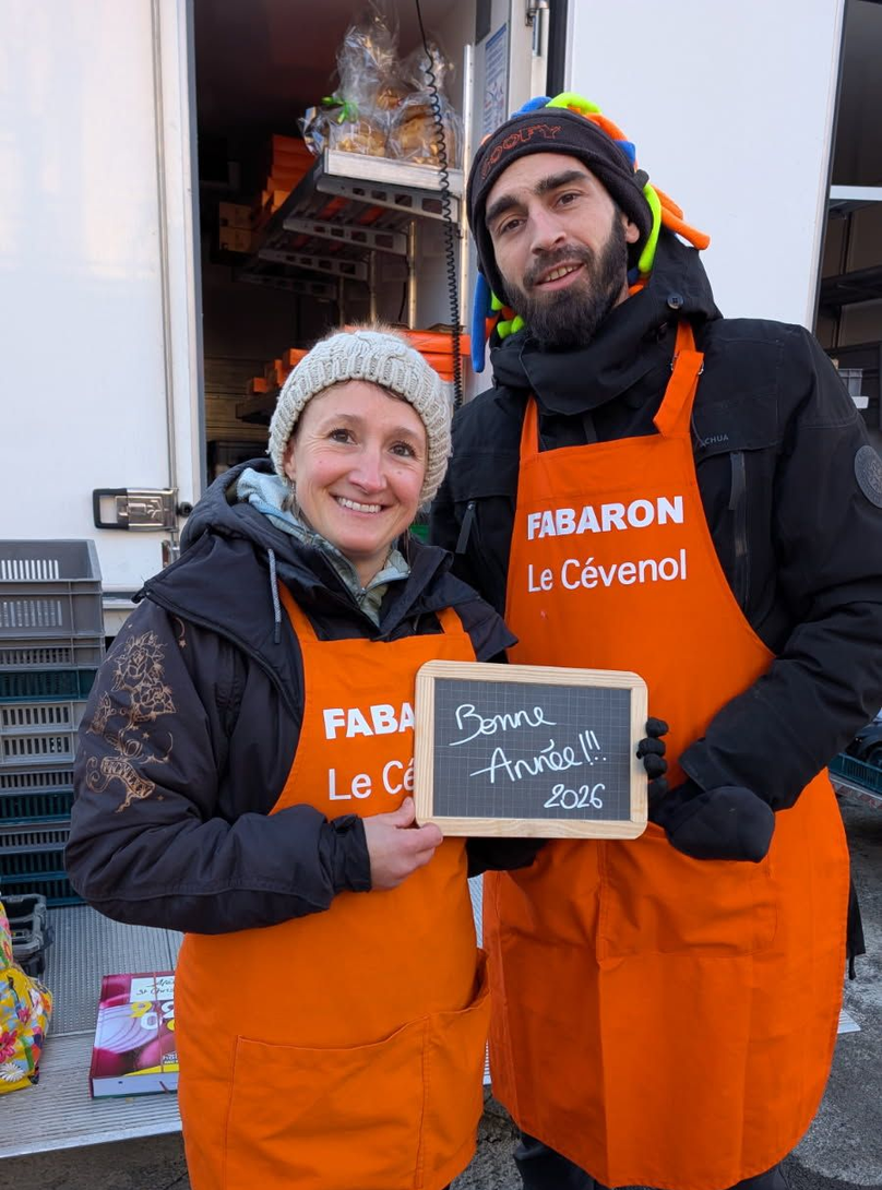 Deux personnes avec un tablier orange.