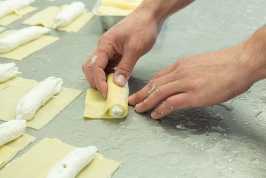 La préparation d'un feuilleté.