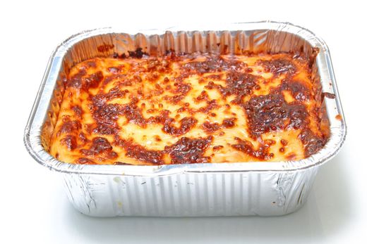 Un plat dans une barquette.