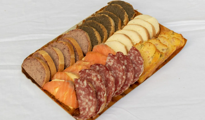 Saucisson et saumon sur des toasts.