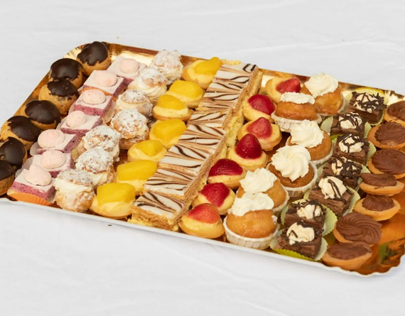 Assortiment de pâtisseries artisanales.