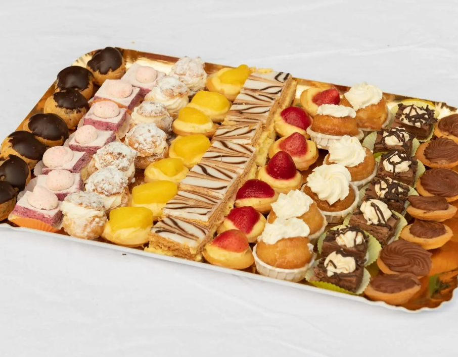 Des mignardises sur un plateau.