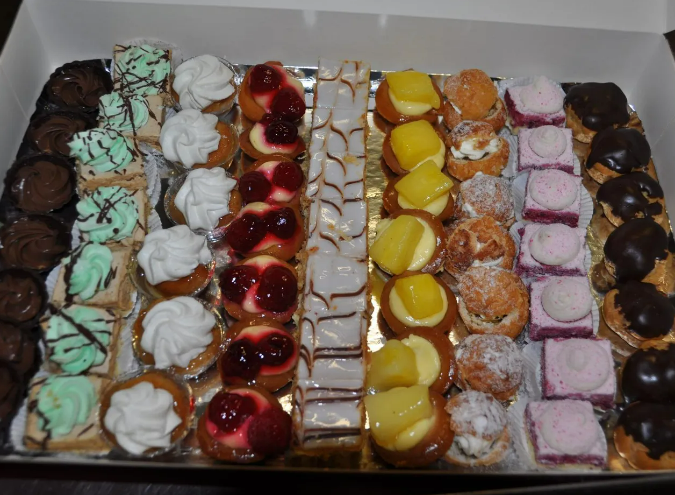 Des petites pâtisseries de toutes les couleurs.
