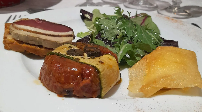 Une assiette avec de la salade verte.