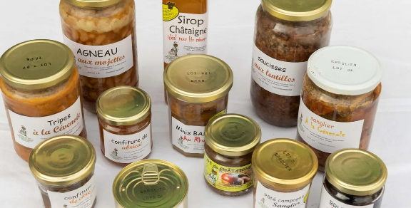 Des bocaux et une conserve.