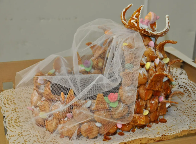 Une pièce montée de mariage.