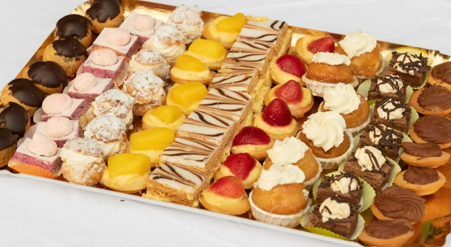 Différentes pâtisseries sur un plateau.