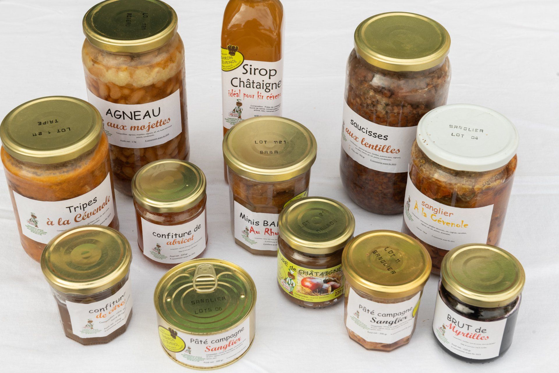 Un assortiment de bocaux.