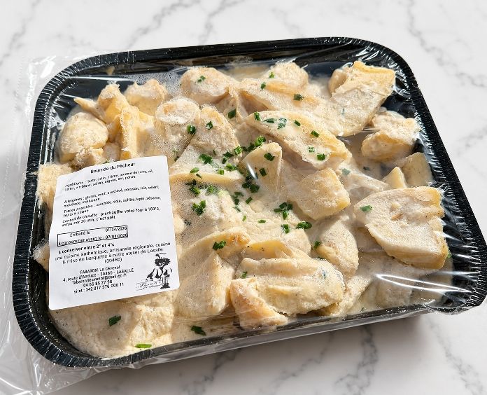 Un plat dans une barquette.