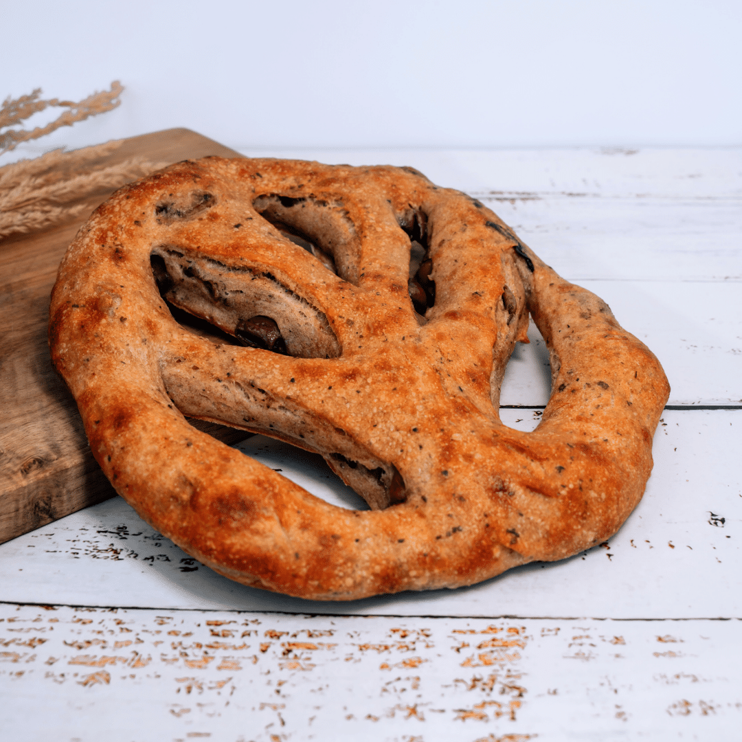 Une fougasse aux olives et une planche à découper.