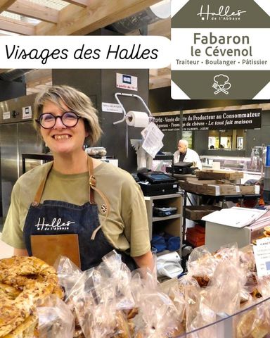 Une dame souriante avec un tablier.